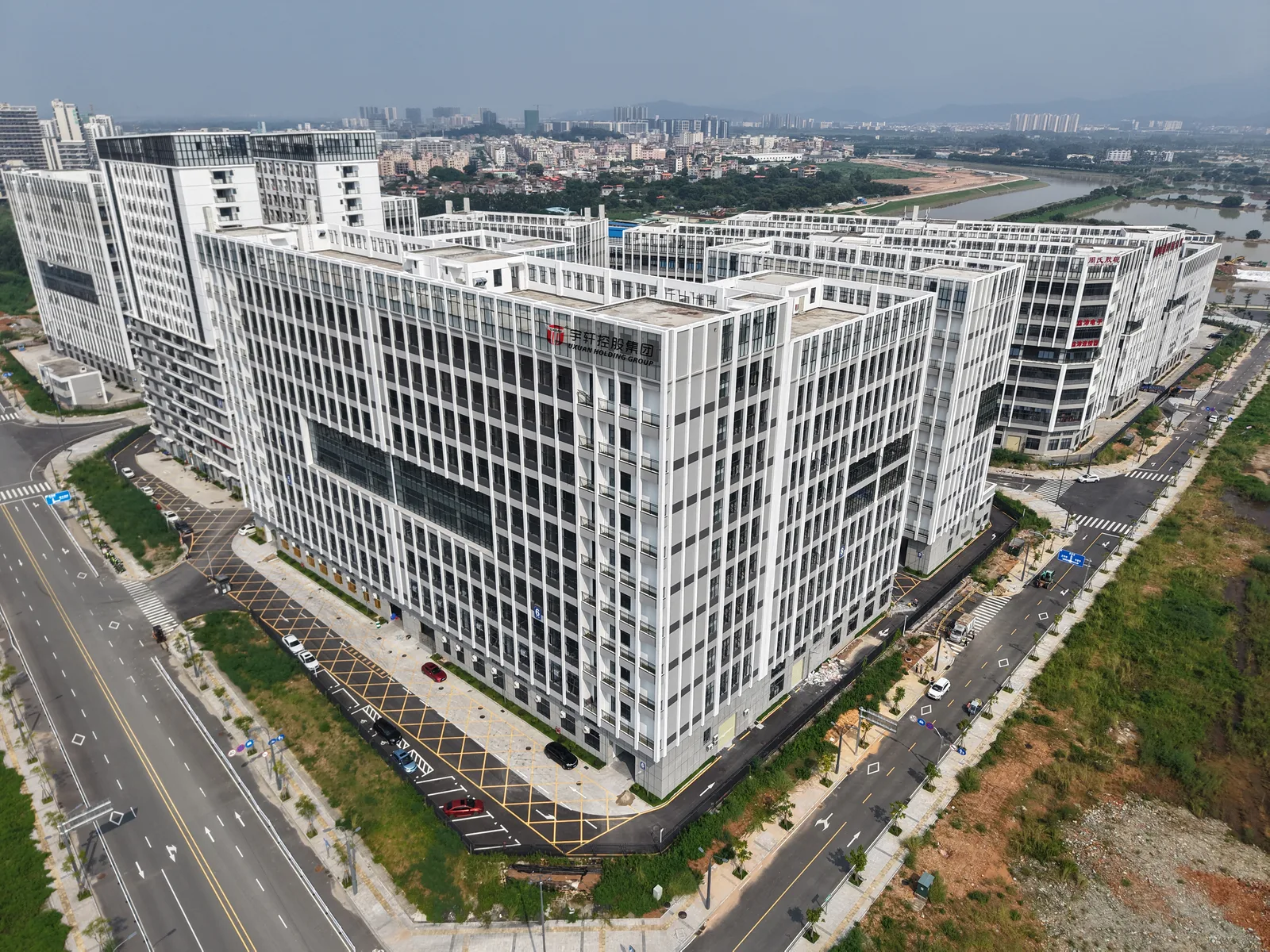 Members of the Global Premium Merchants Club Visit Yuxuan Holding Group's Production Base in Huizhou